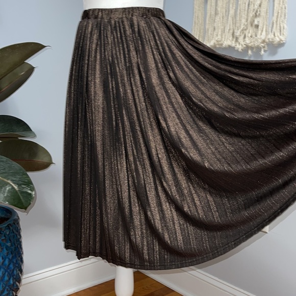 Oasis Metallic Pleated Skirt - Picture 5 of 7